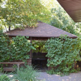 Altán s valbovou střechou: stavba svépomocí